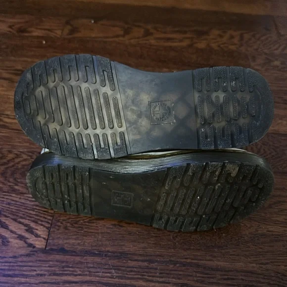 Junior Dr. Martens White Patent Boot - Picture 4 of 4